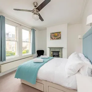  Apartment Spacious House - 2 Double - Street Parking - Garden